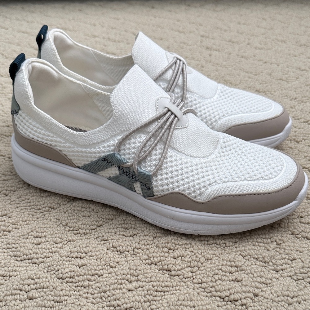 Clark’s women’s size 8 Ezera Run Sneakers white and tan